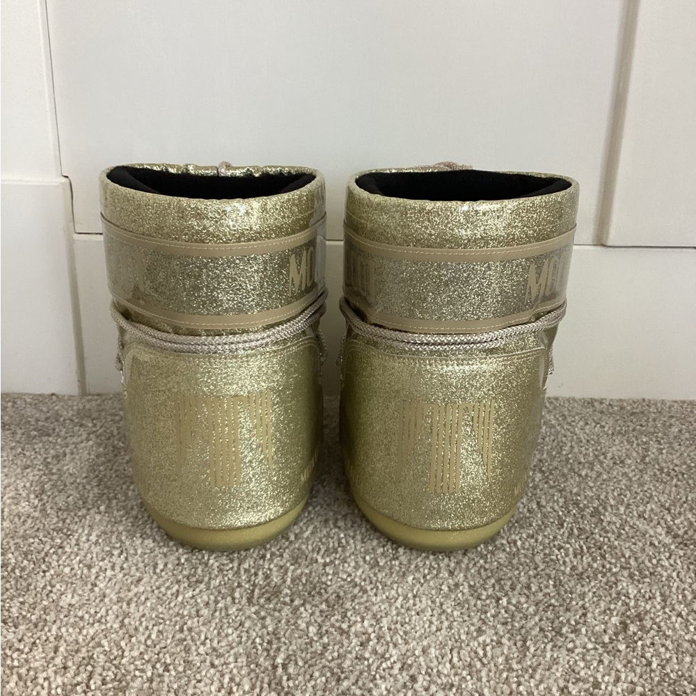 Moon Boot Low Icon Glitter Snow Boot Gold Moon Boots
Glitter Gold Boots Short - Picture 8 of 12